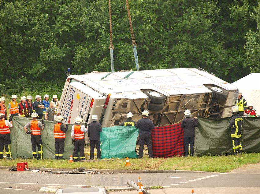 Schwerer Unfall mit Reisebus Lohmar Donrather Dreieck P443.JPG
